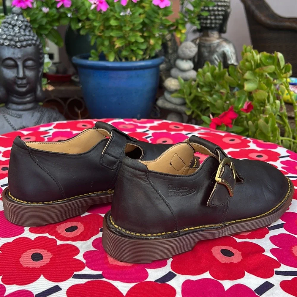 🏴󠁧󠁢󠁥󠁮󠁧󠁿 Vintage Dr. Martens MIE Matte Black T-Strap Mary Jane UK 6